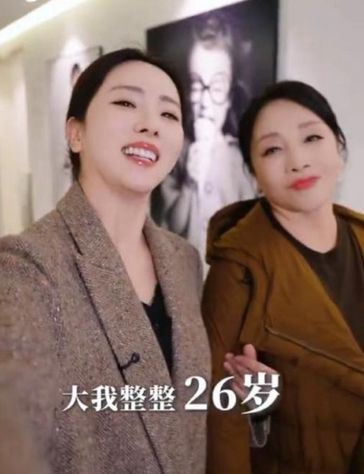 李思思带大26岁妈妈拍闺蜜照，李妈妈好漂亮，扎马尾比女儿还年轻 ​​​
