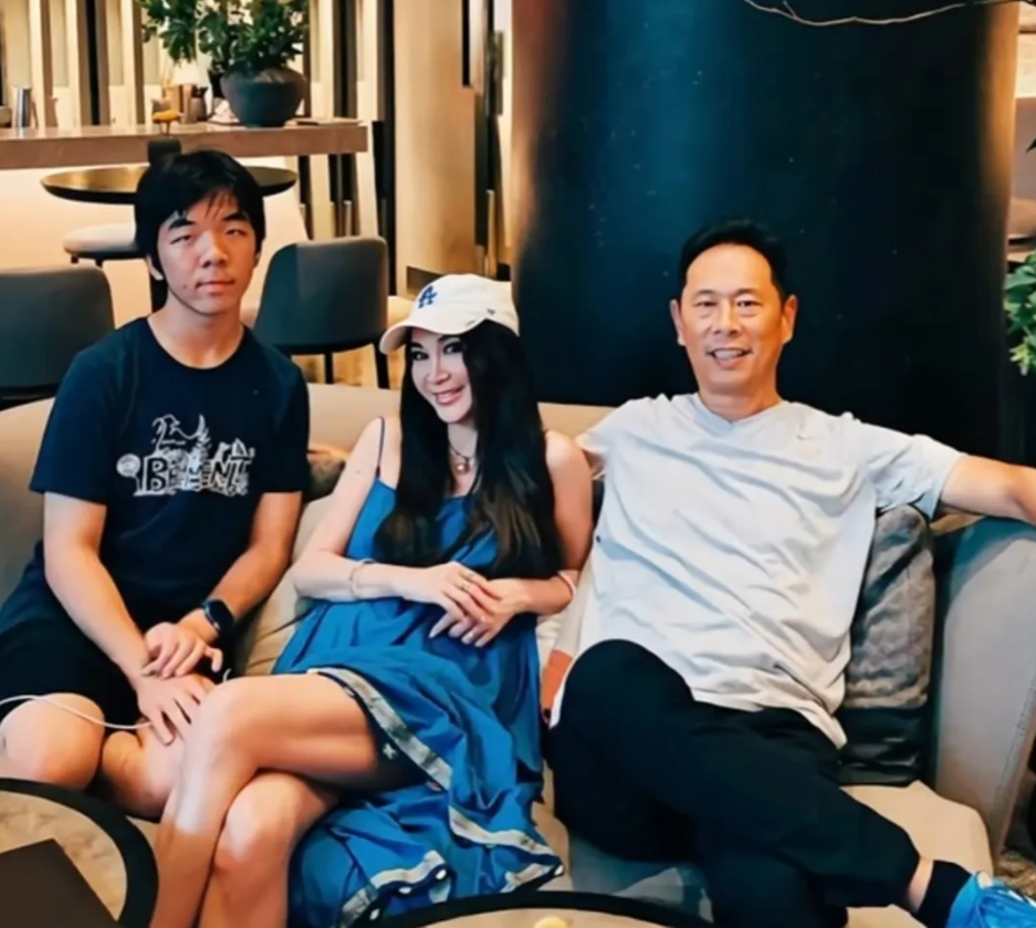 温碧霞，真是从年轻美到老，岁月在她身上没留下一点痕迹，但是儿子看起来似乎比爸爸成