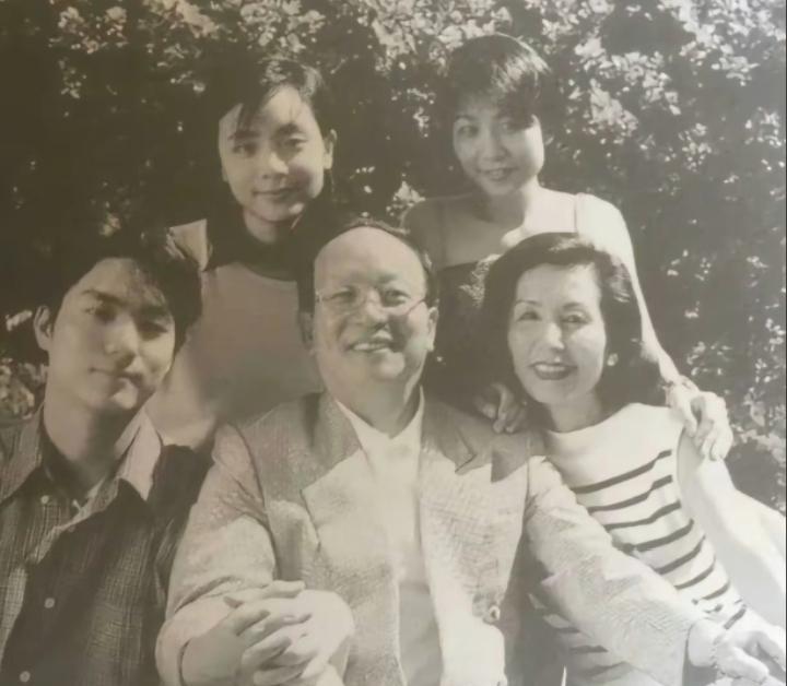 90年代，蒋孝严与妻子黄美伦以及女儿、儿子蒋万安，曾经蒋孝严被称为