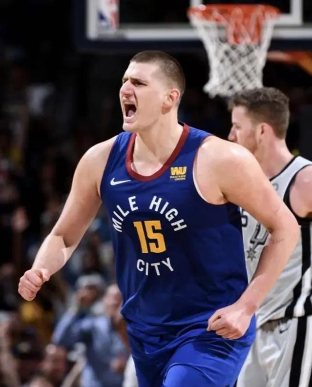 赛季刚开打三场，连拿三个三双，约基奇拿三双当喝水了。
     第一场掘金客场1