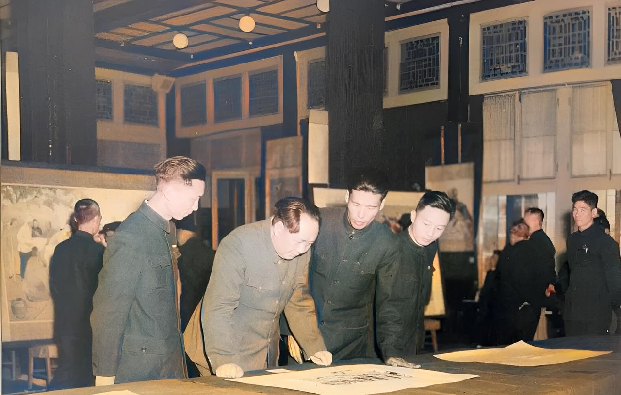 这是1953年毛主席参观中央美术学院画展。毛主席被面前的一幅画深深吸引住了。他一