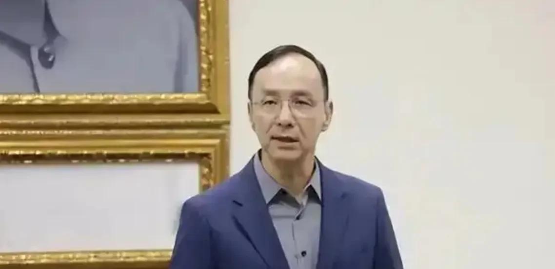 下任国民党主席的最好选择，应该是朱立伦接着干到2026年底再彻底交班。
因为，经