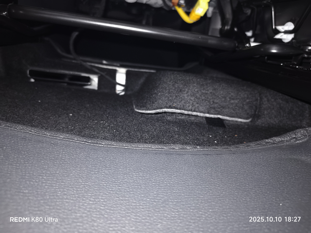 这空隙是干嘛的
这打开都能摸到地板？怎么防护呢？是不是得搞个全包脚垫才行啊？