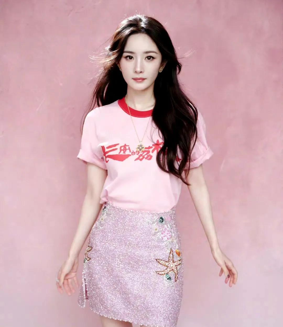 杨幂又双叒让C位！这情商，内娱真没几个能比
最近幂姐在公开活动上的表现，简直太圈