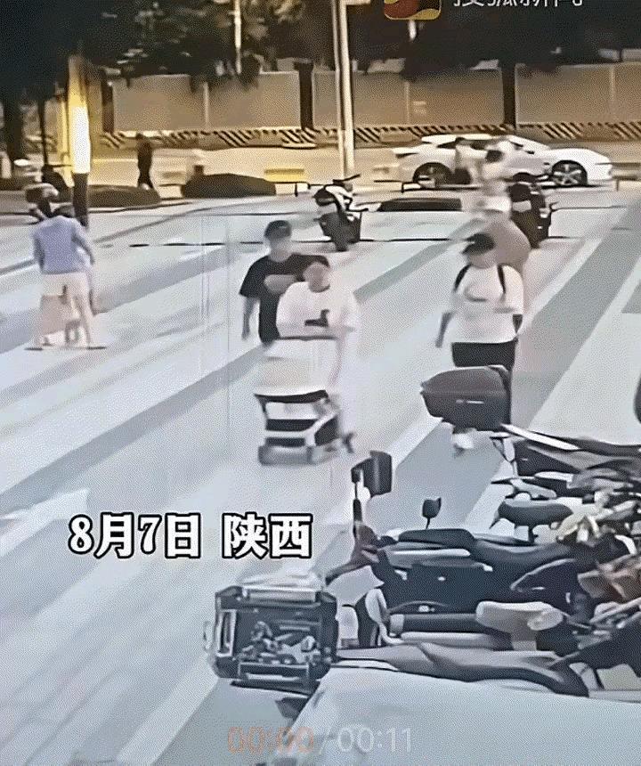 陕西，宝妈推着婴儿车，白衣女子主动搭讪，吸引宝妈的注意力，另一边的黑衣女子悄悄偷