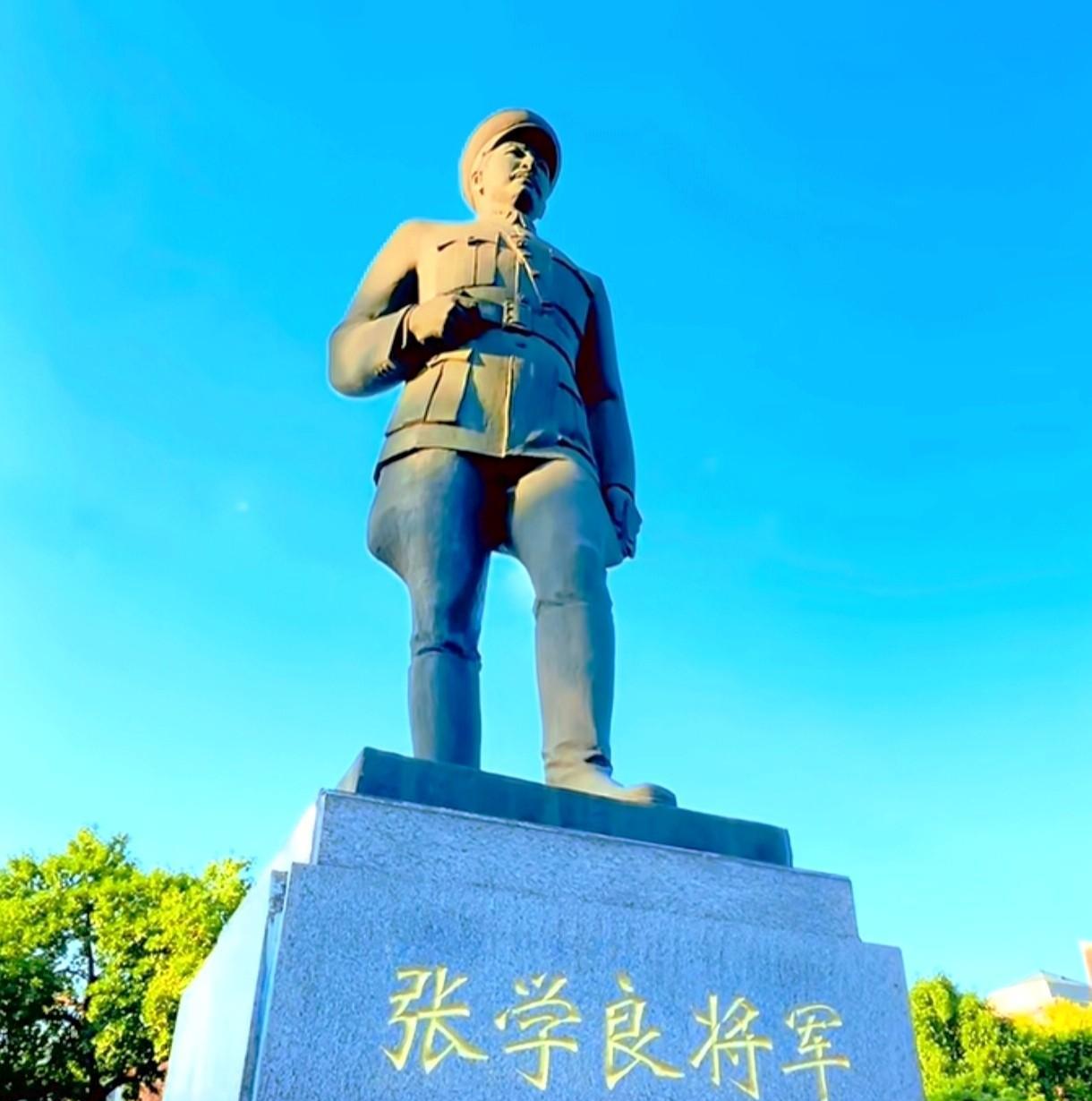 张学良到南京后，错过了唯一能回西安的机会？
   早在东北时期，张学良就学会了驾