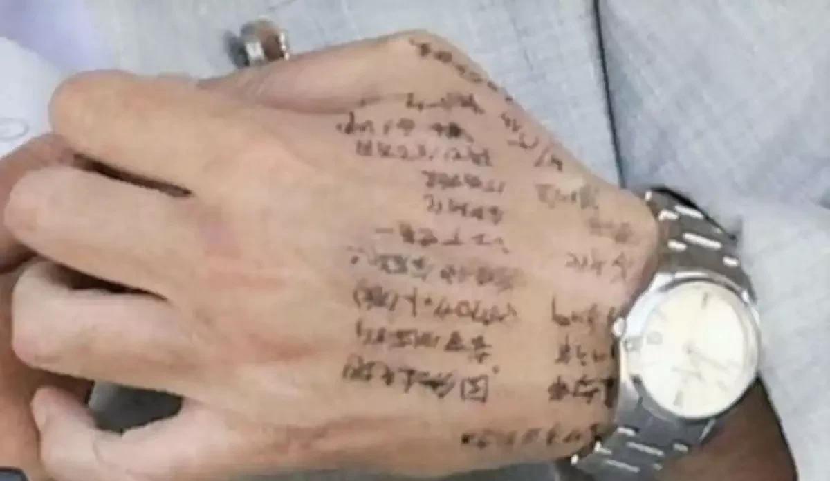 石破演讲时被人发现手背上写满了小抄，这样做似乎是有点太明显，下次记得写在手心里噢