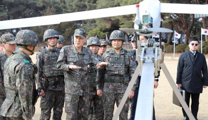 韩国媒体消息，特别检察官传讯了前无人机作战司令李宝亨（陆军上校退役）并以参考人身