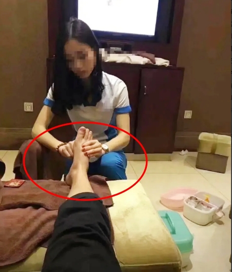 上海，一务工男子苦追按摩店女子，
多次追求未果。
当女子诉苦“信用卡要逾期”时，