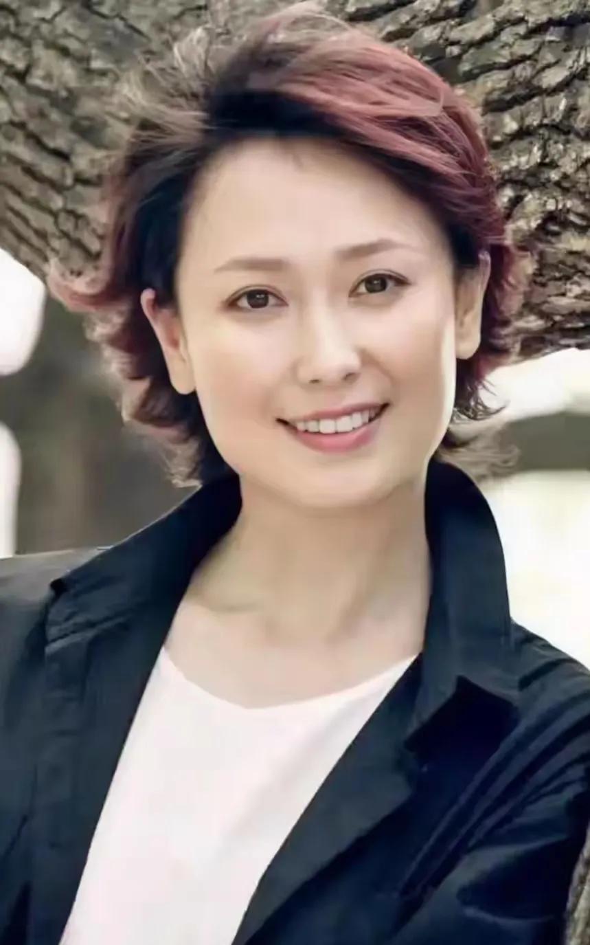 左翎，1963年出生于广东湛江，是中国影视演员 。1980年参演首部电影《智截玉