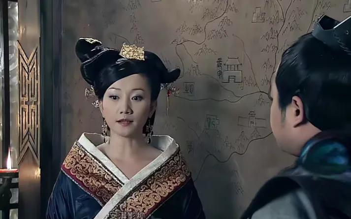 吕雉终于要离世了，此时她依偎在爱人审食其身旁，孤身一人，儿女俱亡，孙儿也被害，但