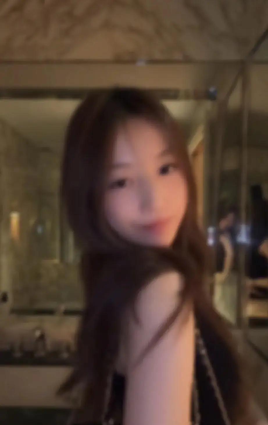 6月7日高考大幕拉开，赵薇女儿小四月晒出近照。15岁的她一改学生清纯模样，打扮成