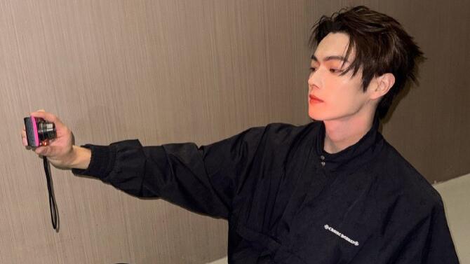 许凯不愧是古希腊掌管第一视角的神，这张脸随便一拍都这么权威