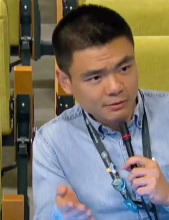 这个家伙是哪壶不开提哪壶！
在联合国秘书长主持的记者会上，他竟然在秘书长发表长崎