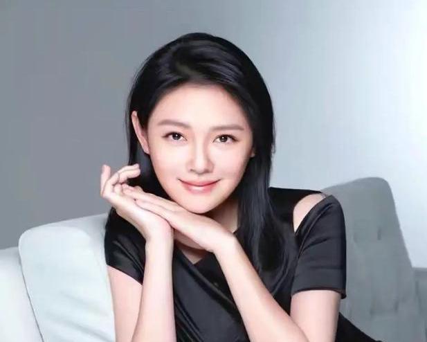 【大S新安葬方式或为塔葬】
因为树葬的方式被具俊晔反对，S家不得不重新为大S考虑