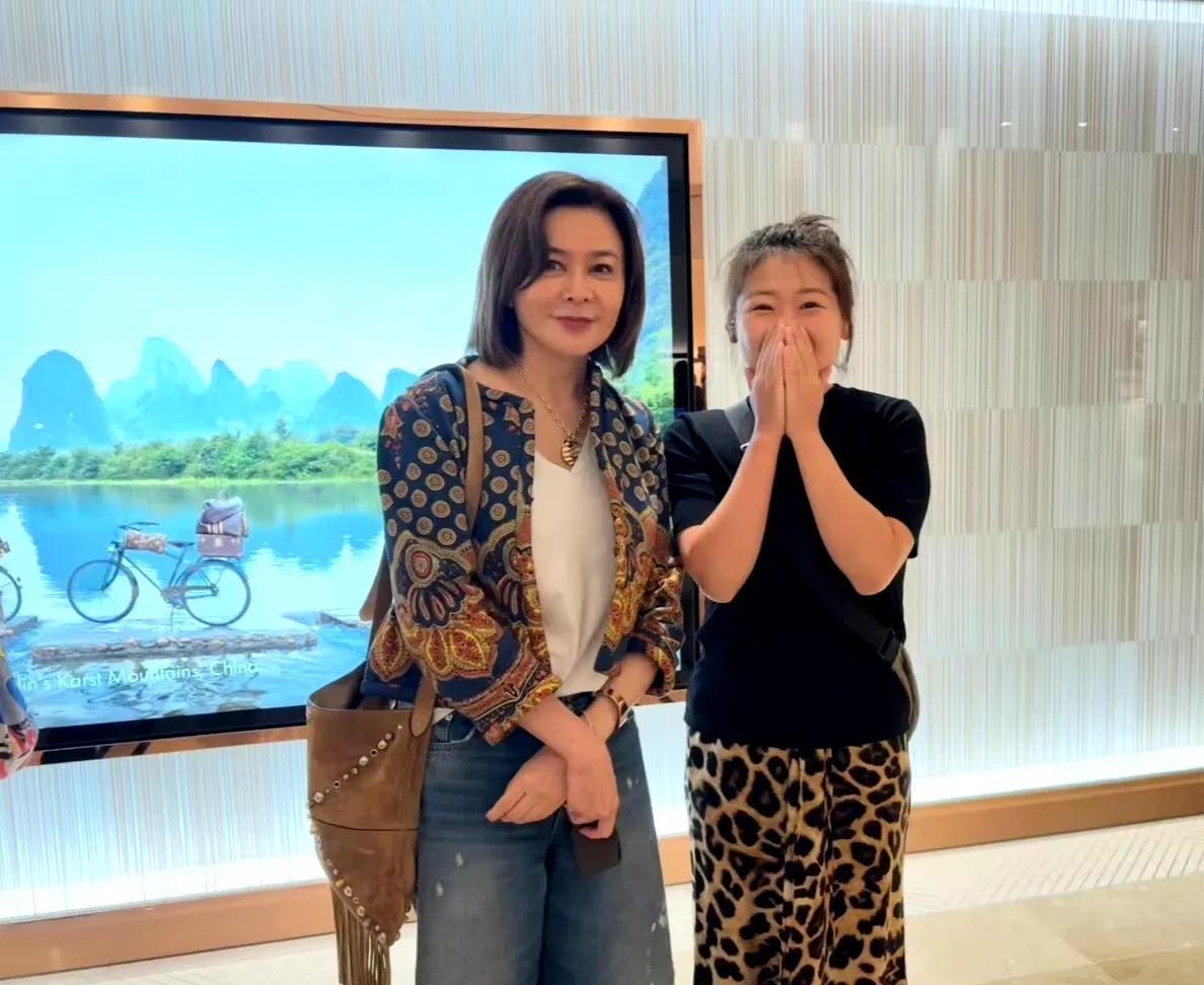 62岁关之琳韩国生图曝光！最近有网友在韩国商场偶遇关之琳，她不仅颜值在线，还亲切