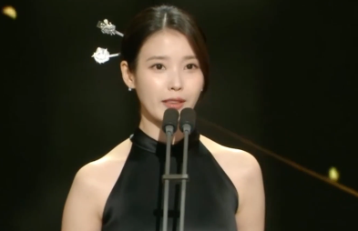 IU的黑旗袍簪发造型，超nice的