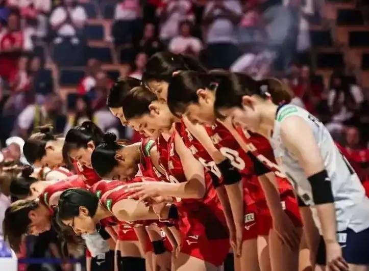 没有奇迹，日本女排1-3不敌波兰，痛失奖牌。
虽然日本女排顽强拼杀，但面对高大强