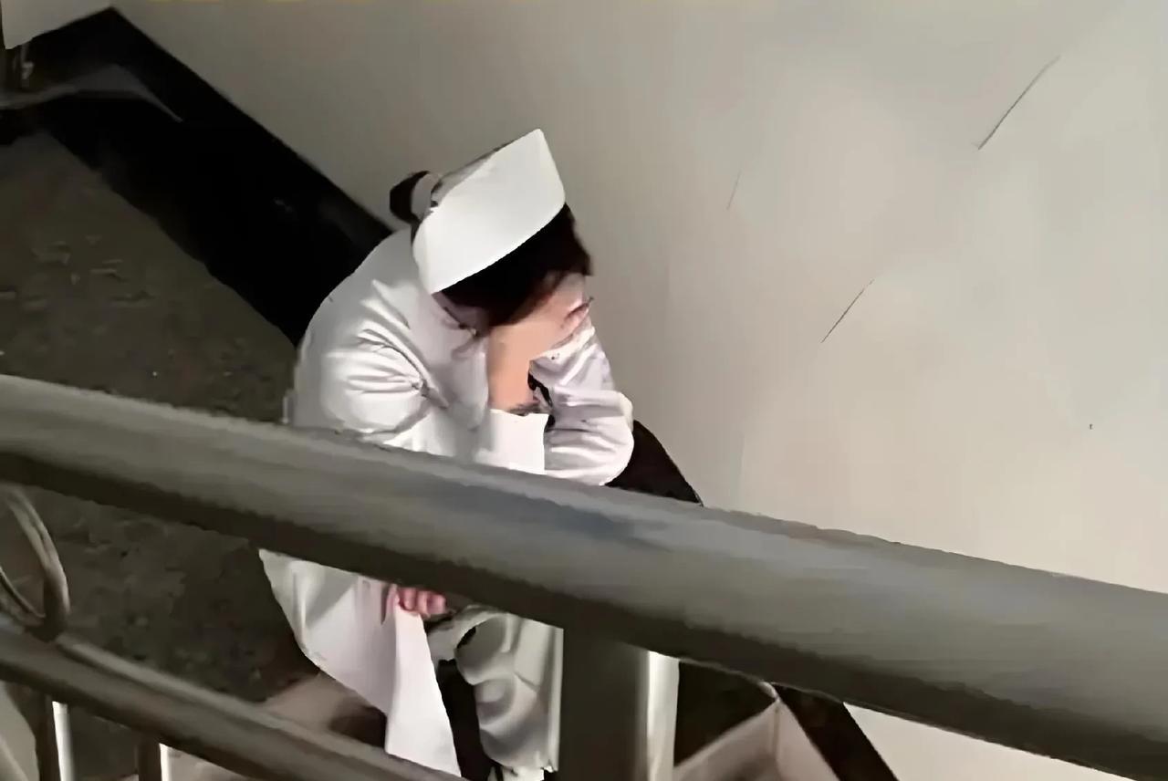 苍南一名23岁护士自曝了遭医生猥亵，半年时间，就有5次！
其实正常情况下，我会立