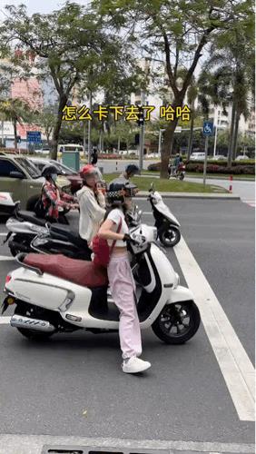 骑摩托脚够不到地怎么办？[捂脸]