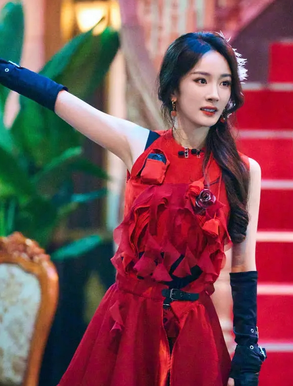 杨幂穿红色裙装头戴羽毛姿态优雅

近日，杨幂的一组美照爆出，图中，杨幂身着红色裙
