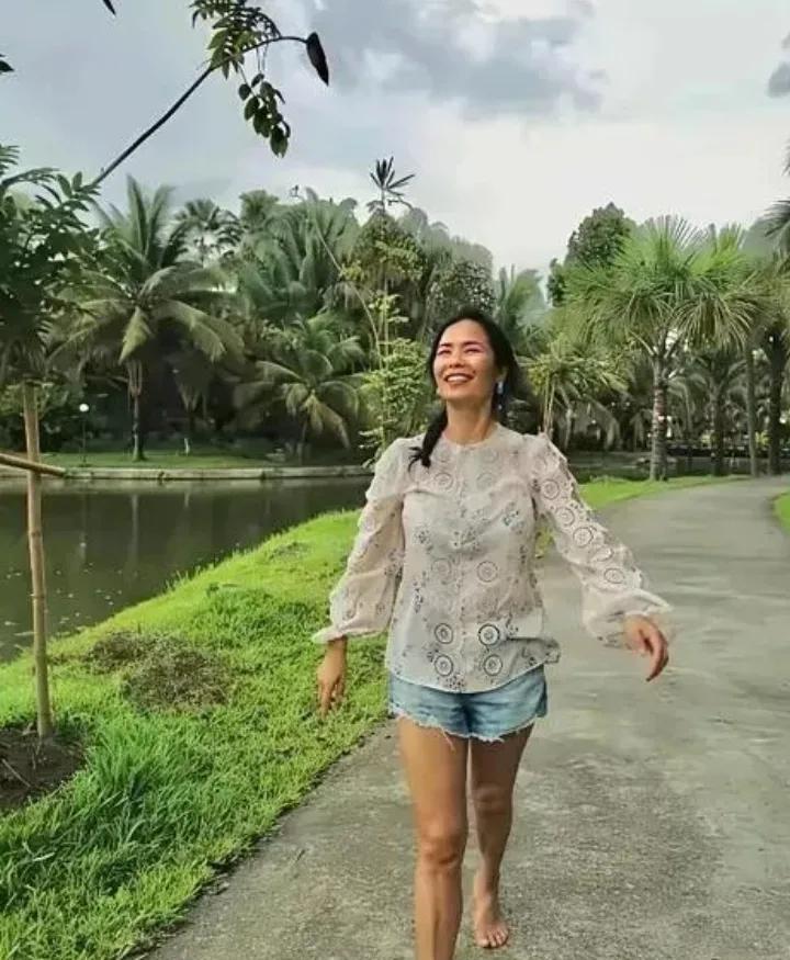 不敢相信，她怎么越活越年轻了呢？
这还是那个以前在电视里天天看到的韦唯吗？你看现