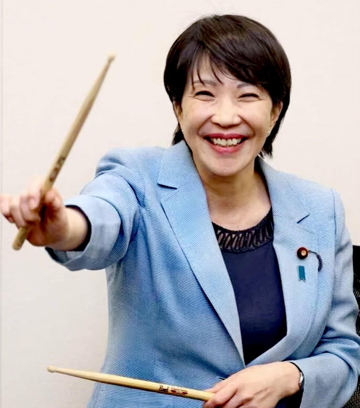 换汤不换药啊！日本换了一位摇滚女首相，不要大惊小怪，日本首相就像走马灯，每一位都