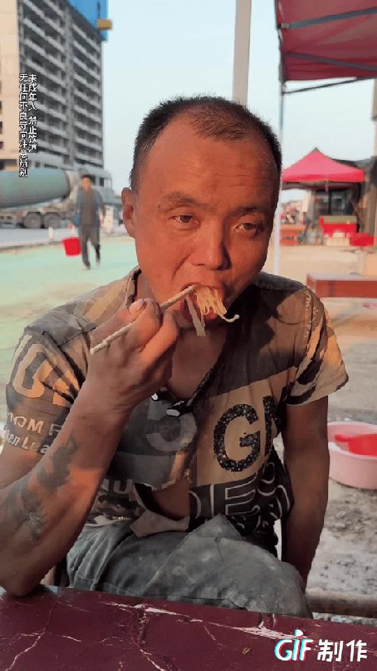 “我一个月正常一万多，女儿上贵族学校”木工对自己的生活很满意，他一个人就能养活一