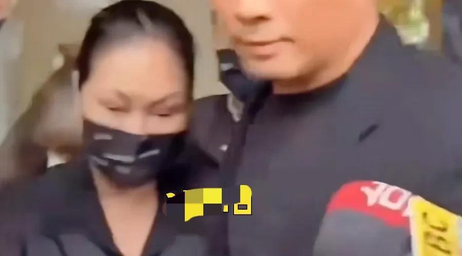 果然瘦了好多啊！s妈的脸真的变成了“巴掌脸，”太瘦了！
湾湾媒体曝光了s妈出行的