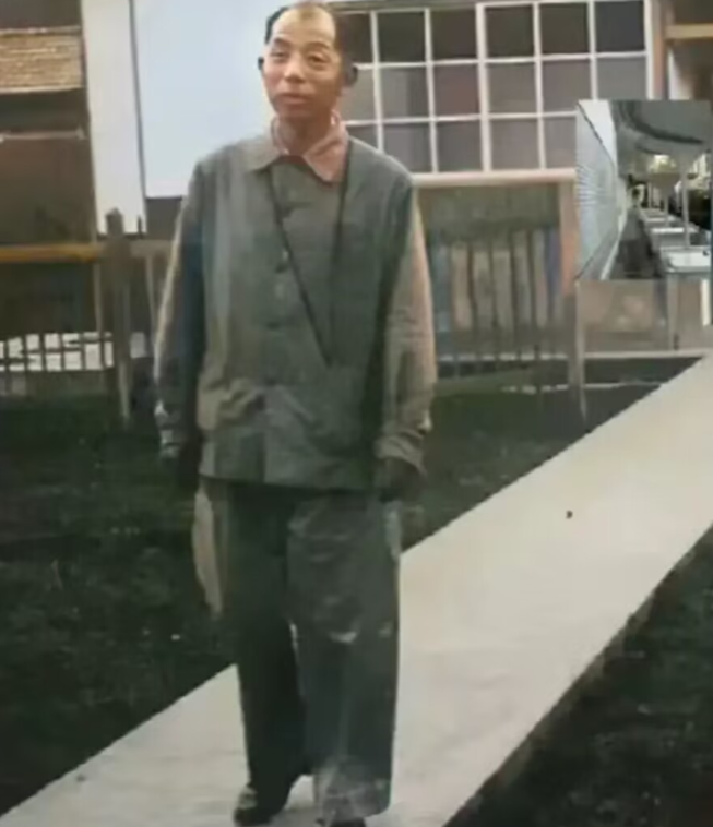 这是一张50年代的老照片，是张学良被蒋介石关押了10多年后留下的一张罕见留影。照