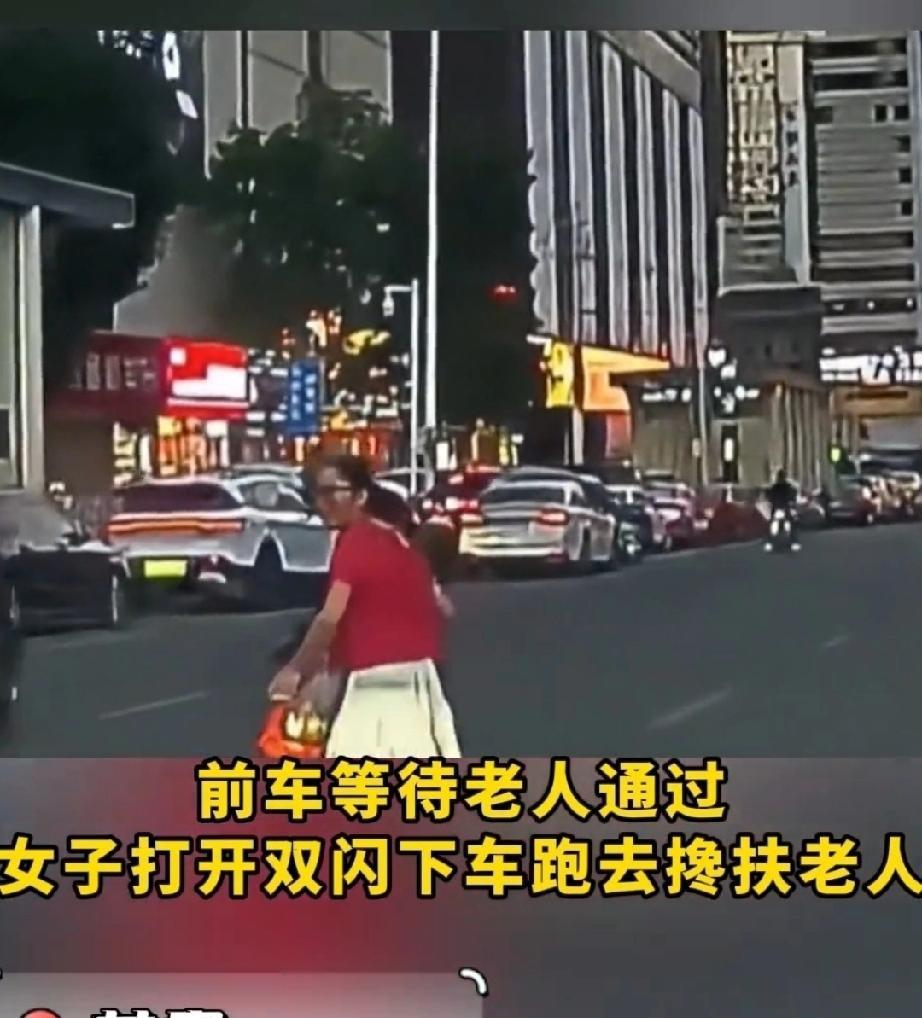 9月12日，甘肃。女子驾车行至斑马线时，前车礼让老人过马路。老人手提几个袋子，佝