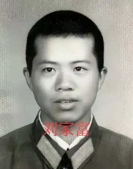 1984年，老山前线，21岁战士刘家富因左腿中弹，跌倒在弹坑中，不料被两名越军发