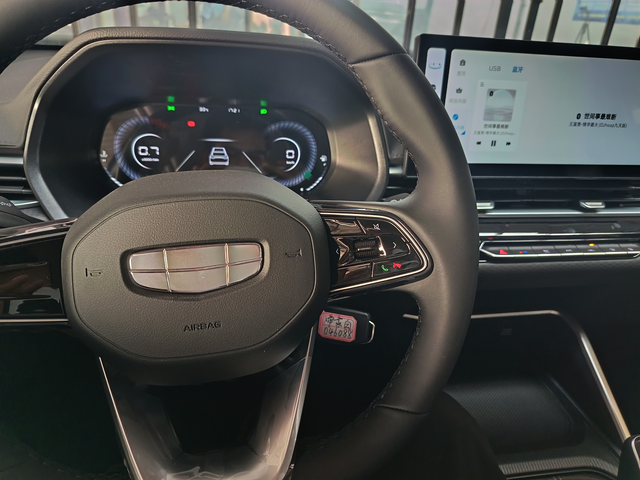 帝豪手动龙腾版
待机时，发动机真响，听歌开到 27 声音 在外面听不到歌声，只能