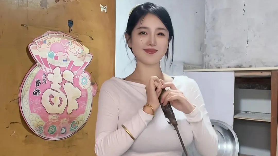碎花围裙小阿姨，家中简谱却温馨