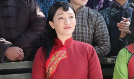 拍《红高粱》里，第一场戏就是朱亚文把周迅抱到高粱地里，扑倒在她身上。镜头拍完，朱