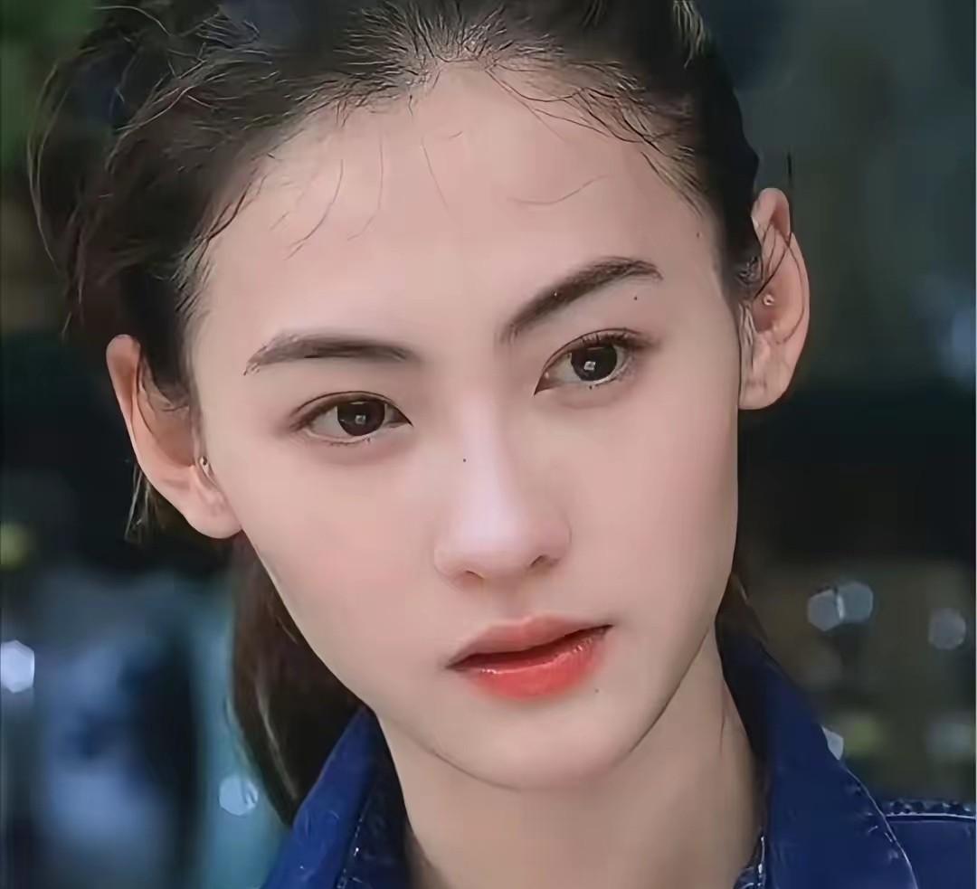 这争气的肚子啊，一连三个男娃娃，还个个样貌出众，天赋异禀。张柏芝当年遭暗算，背负