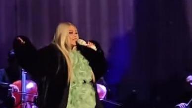 杭州演唱会造型翻车，粉丝集体声讨造型师，张惠妹的“大青虫”装扮谁之过？