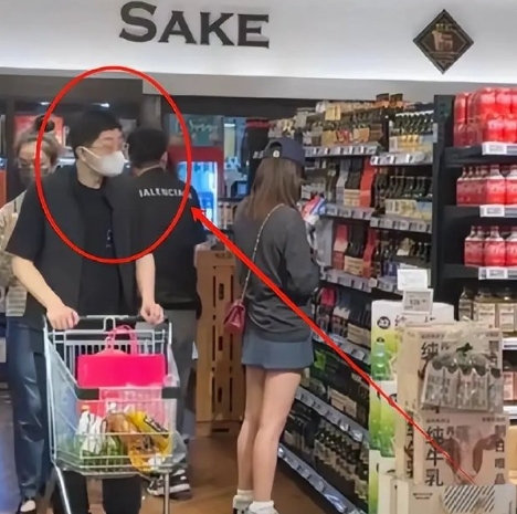 39岁姜妍和老公超市买瓜，生图状态很肥美，好幸福的样子，老公应该就是宋丹丹给她介