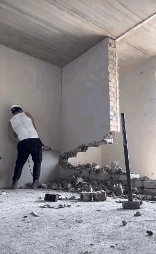 差点拍成肉饼，无脑操作，野蛮施工。完全没有安全意识。迟早的出事。[抠鼻][抠鼻]