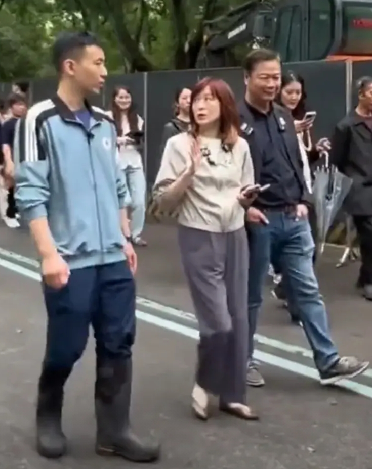 赖岳谦和蔡正元的处境相比，可谓冰火两重天。赖岳谦近日到重庆走访观光，所到之处，受