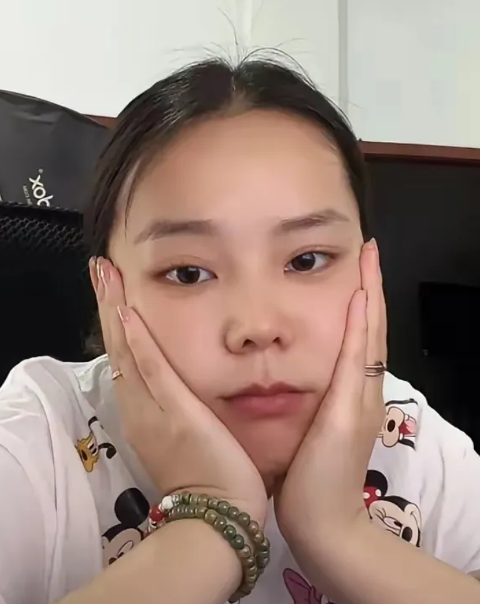 小熊的线下的炸鸡店，昨天开张了。

可是她昨天下午又回到直播间，叫卖她那些盆盆罐