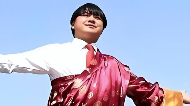 小赵本山洛桑的人生，全靠他那超强的模仿能力，一路从四川康定的放牛娃走上了首都城市