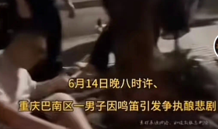 重庆巴南一起车撞人事件，视频画面中全部参加业主应该拘留，一群人围着司机骂，又是踢