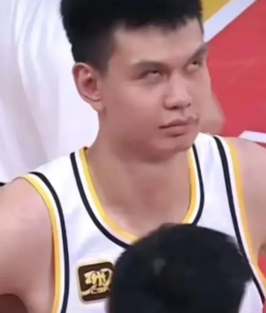 许钟豪，为什么在广东东阳光主场比赛过程中，动作规范，与山西主场动作截然不同？想必