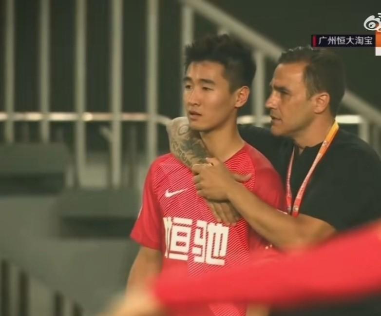 卡纳瓦罗竞选国足主帅？可以考虑一下？
不得不说，球员时期的卡纳瓦罗是优秀的中卫和