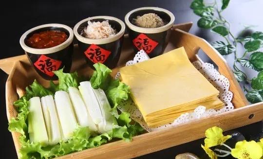 煎饼卷大葱，这是山东临沂人最爱吃的东西。
而我们那吃大葱也会整棵咬着吃，很过瘾，