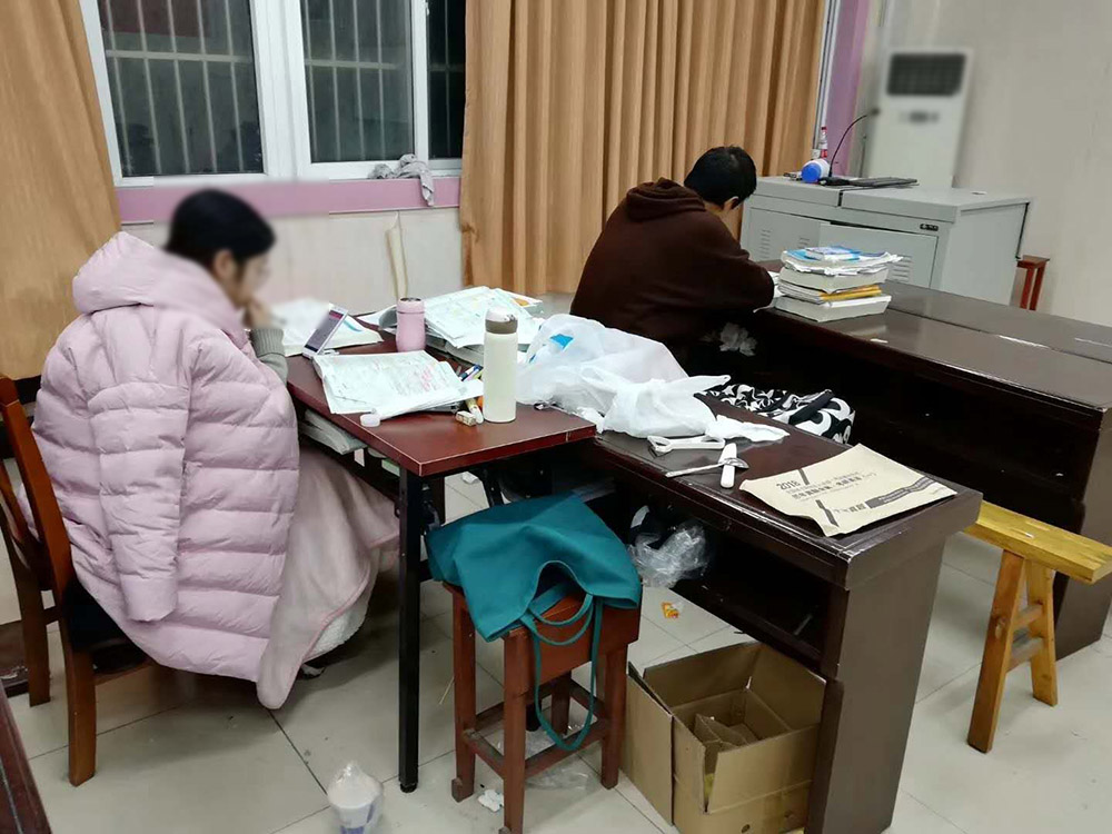 家庭背景、教育资源等外部因素也会影响孩子的学习成绩。那些成长于教育资源充沛家庭的