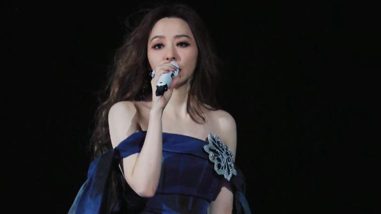 突发！张靓颖41岁生日演唱会，摔下两米高台，手部腿部受伤