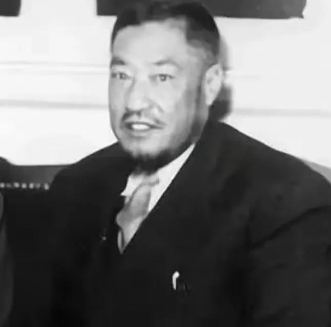 1949年，马步芳包了3架飞机，带着200多名家眷前往沙特。出发前，他得意地说：