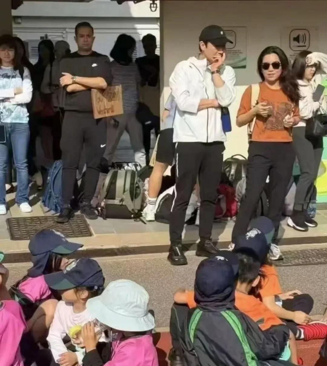 黎明六十岁状态似三十











不敢相信，这是六十岁？黎明带着老婆出
